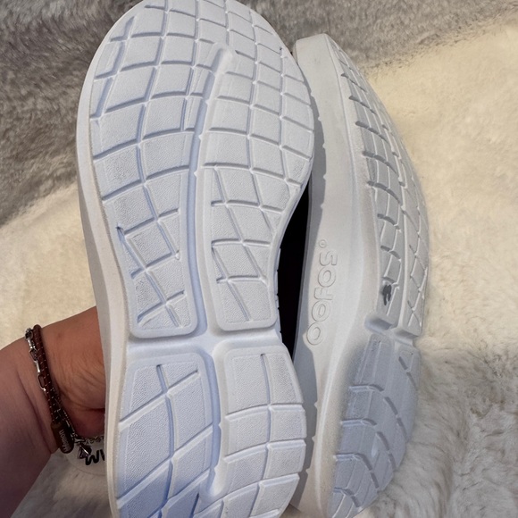 OOFOS Women's Burgundy eeZee Slip-Ons - Picture 7 of 7